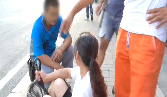 视频两车碰擦致女子受伤快递小哥当街下跪磕头求原谅