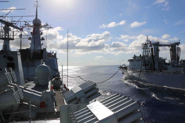 中国海军远航访问编队在印度洋展开实弹演练。8月25日，在印度洋西部某海域，中国海军远航访问编队在“敌情”威胁条件下进行航行补给。 &nbsp; 新华社记者许寿明摄&nbsp;