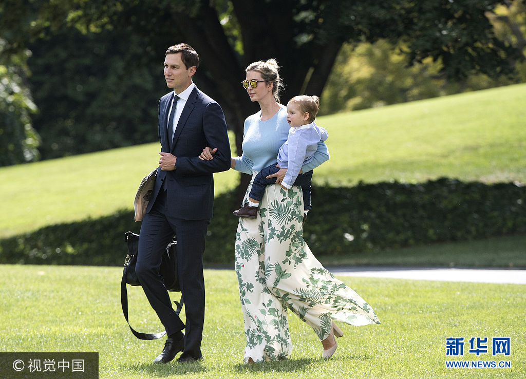 伊万卡随父出行大花裤子超抢眼 一手抱娃一手