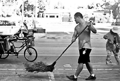 田俊涛在道路上帮父母做清洁工作