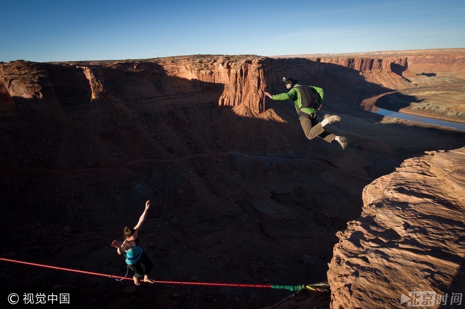 前方高能单身狗请闪避 盘点全球最奇葩或作死