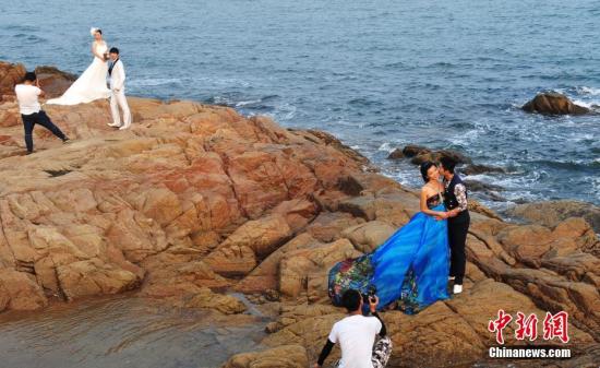 资料图:年轻新人青睐海边婚纱照。 <a target='_blank' href='http://www.chinanews.com/'>中新社</a>记者 翟羽佳 摄