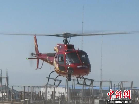 直升机盘旋升空。 李明 摄