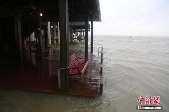 图为休斯敦东南方向60公里的kiki岛沿海居民楼。26日上午，海水恢复平静无大浪，海平面上涨正浸入居民楼平台。中新社记者 曾静宁 摄