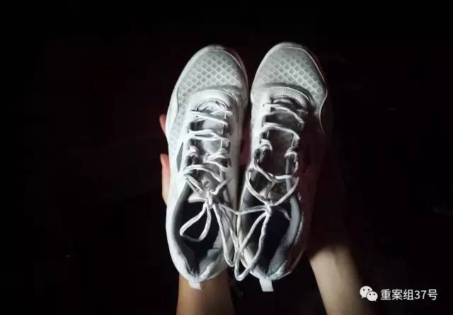 ▲8月20日,河南信阳,邓杰的母亲拿着儿子的白色球鞋。这双白色球鞋是她在广州找儿子时,在儿子的住处发现的。洗干净后带回信阳老家。新京报记者 尹亚飞 摄