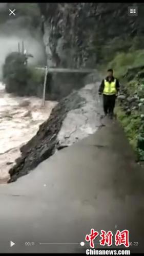 道路路基被冲毁(视频截图)。平武交警提供 受暴雨影响 四川平武至九寨沟道路完全中断