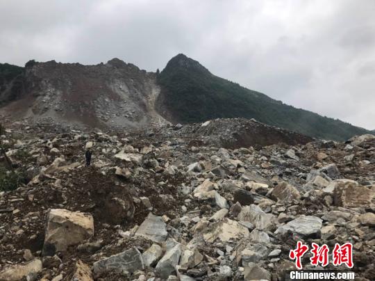 图为纳雍县张家湾普撒村发生山体垮塌现场。　钟欣　摄