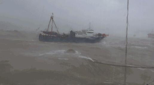 渔船台风中失控险撞中国军舰 海军指挥员冷静