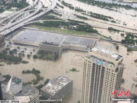 高空俯瞰城市内涝。 美国休斯敦暴雨持续 部分地区进入宵禁时间