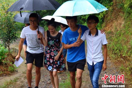湖北恩施大学生情牵家乡 暑期义务帮扶乡亲脱