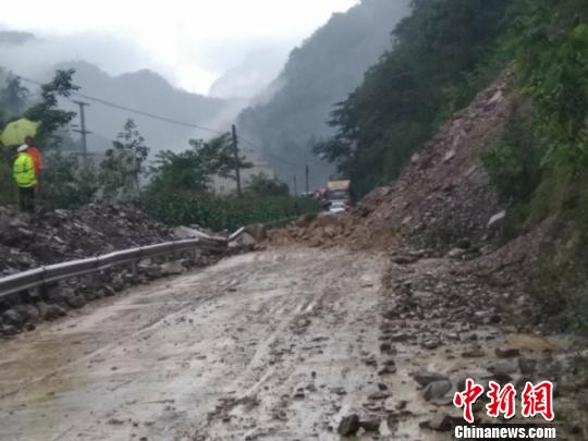 四川平武至九寨沟黄龙多处路段发生塌方和泥石流