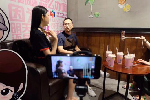 华谊兄弟电影世界给年轻人熬了一锅刚刚好的鸡