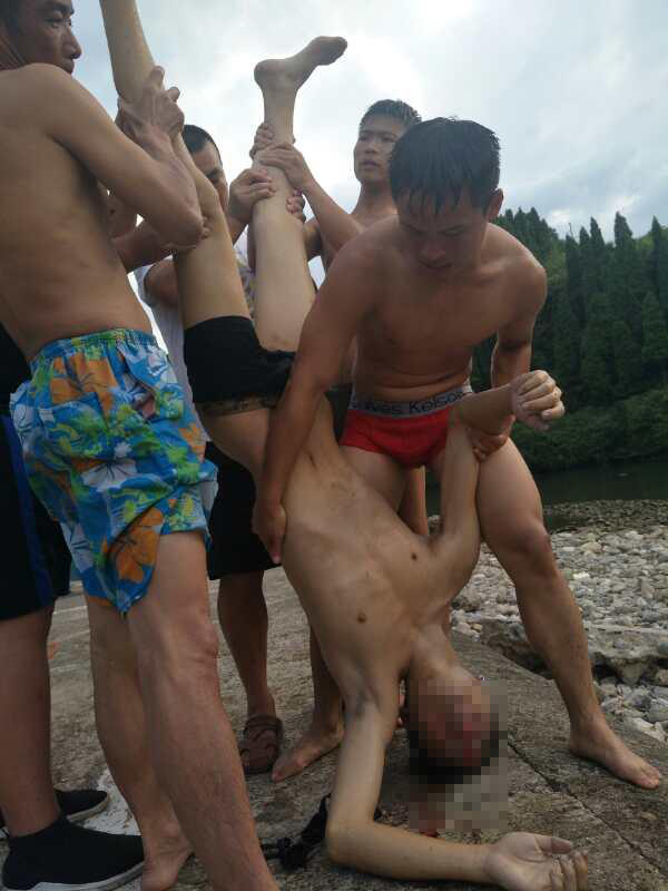 少年下河游泳不慎溺水,休假现役军人10分钟潜