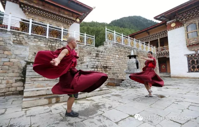 兩名僧侶正在白廟練習舞蹈。白廟是始建於公元7世紀的古老寺廟，位於不中邊境小鎮HAA。