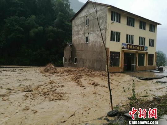 暴雨致使千佛村河里暴涨,雨水快要漫过河道。 李炳璋 摄 四川绵阳安州区暴雨致5517人受灾 紧急转移1071人
