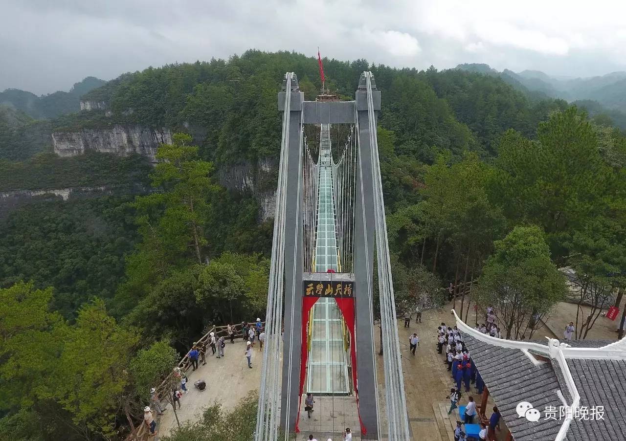 腿软!横跨120 米高河谷,贵州首座玻璃天桥在施