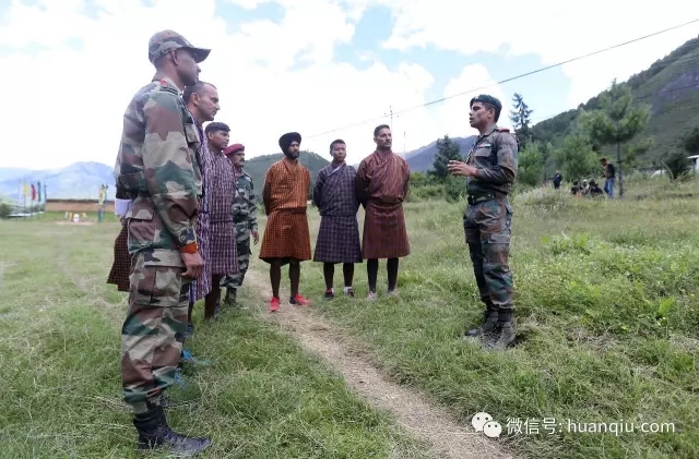 身穿不丹民族服裝的印度軍人在HAA。
