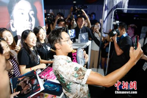 杨幂被指微博自拍不露全脸 付辛博颖儿首次同