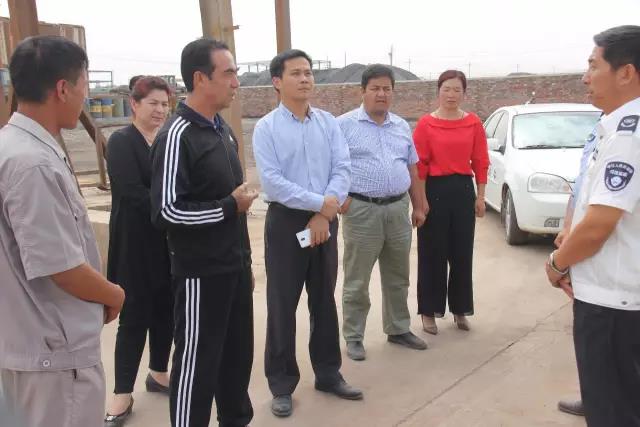 墨玉县县委副书记,政府县长马合木提·吾买尔江调研环境保护工作