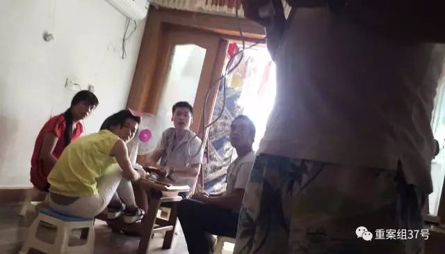 ▲8月19日,江苏省丹阳市金陵西路东方商城南边某小区9号楼六层某室,四名传销组织人员正在打牌。 新京报记者 尹亚飞 摄