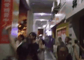 驻澳部队救灾深夜收工 市民街边鼓掌:谢谢祖国