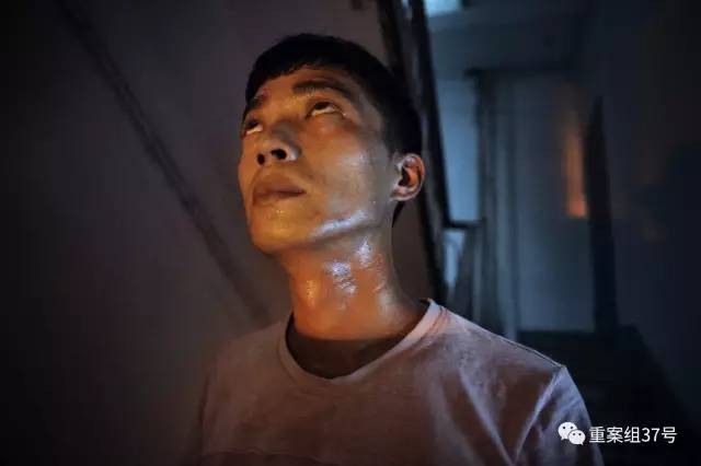 ▲8月18日晚,江苏省丹阳市,来自河南的薛涛(化名)正汗流浃背的隐蔽观察对面居民楼6层某室,那是他进入传销组织的妹妹曾待过的地方。新京报记者 尹亚飞 摄