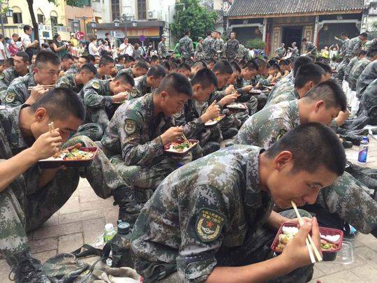 驻澳部队女兵救灾获当地居民盛赞|澳门|救灾|解放军