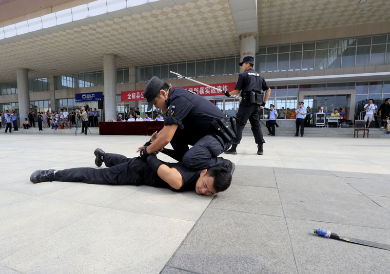 8月24日,参加演练的特警在演练现场抓捕