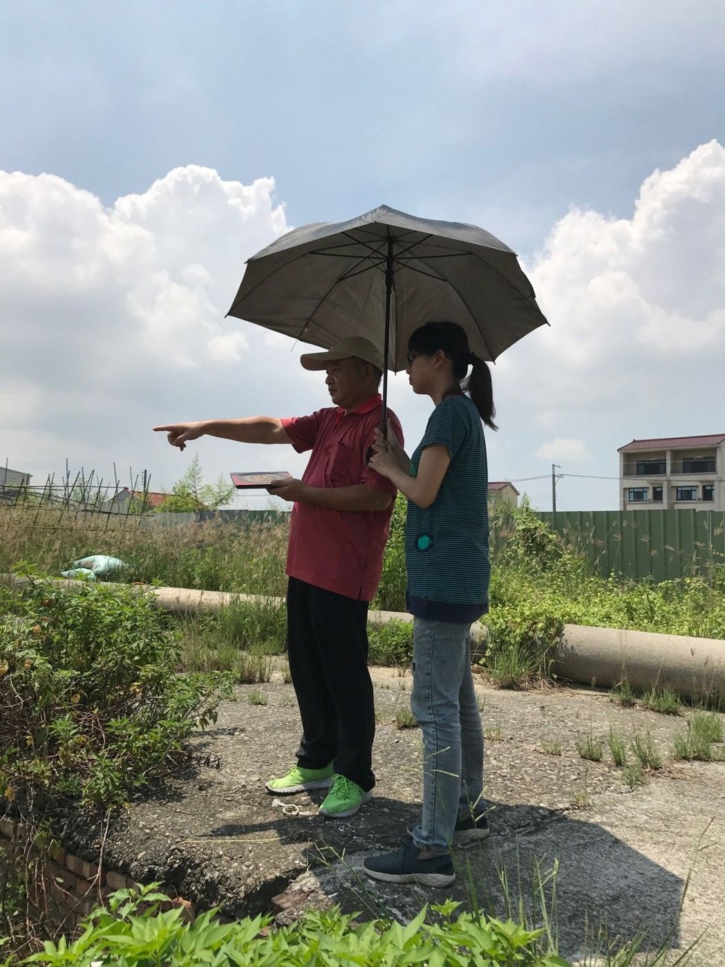  警方为监控，假装风水师持罗盘看风水，带家属办法事