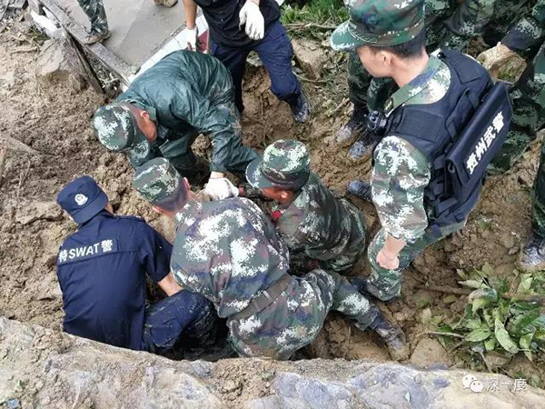 多位村民称,事发前山体已有落石的征兆