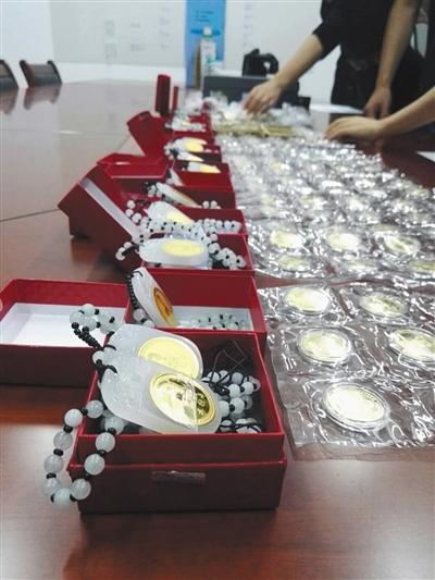 580返现网:揭秘五行币传销:雇光头助理宣传 借高额返利骗20亿 金币、金砖和水杯等,都是警方收缴的五行币系列产品。A12-A13版摄影/新京报记者 王翀鹏程