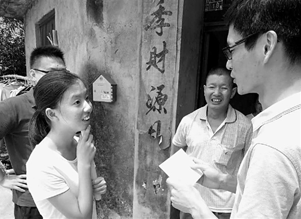 女孩暑期打零工攒学费被报道 学校为其免去四年学费