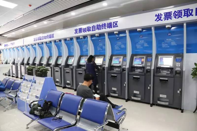 【软环境】国内首家24小时自助办税服务中心在长启用 智能机器人帮你来交税|智能机器人|国税局|税收_新浪新闻