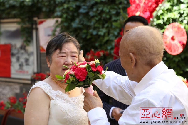 乌鲁木齐6对老人补办婚礼圆了我妈的婚纱梦