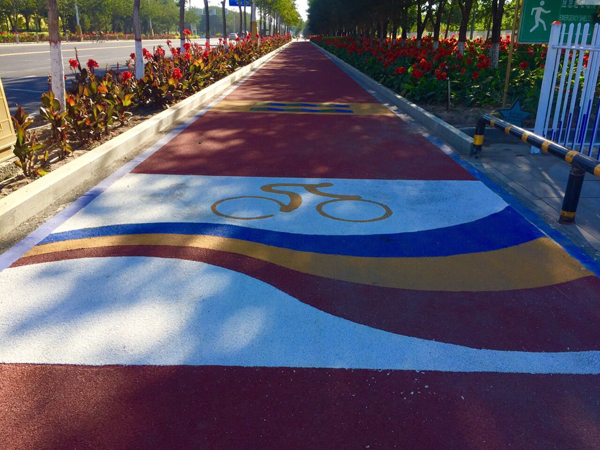 民生地州:棚改 小游园 共享单车 听曲子远足 看