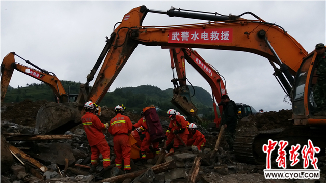 武警水电部队全力投入贵州纳雍山体塌方抢险|