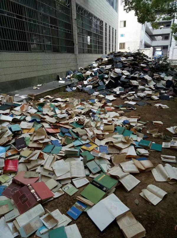 安庆师大处理废旧图书直接从楼上丢下。  @安庆热门 图