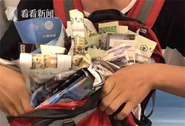 地铁执法打击小广告 整治乱停放 驱离站外黑车