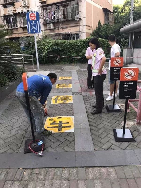 地铁执法打击小广告 整治乱停放 驱离站外黑车