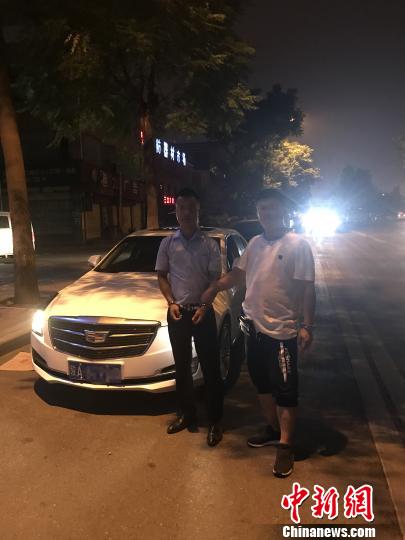 图为嫌疑人人车合照。 警方供图 摄