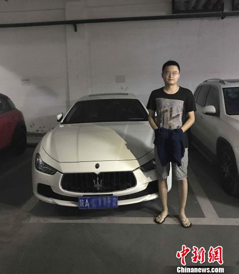 图为嫌疑人人车合照。 警方供图 摄