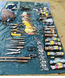 缅甸政府军缴获的部分自制爆炸物和刀具