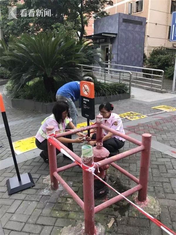 地铁执法打击小广告 整治乱停放 驱离站外黑车