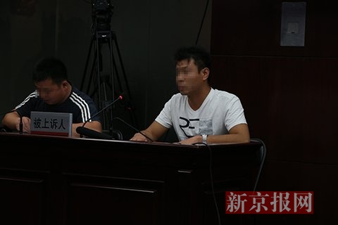  死者孙某的两个兄弟坐在被上诉人席位。本组图片摄影：新京报记者王贵彬