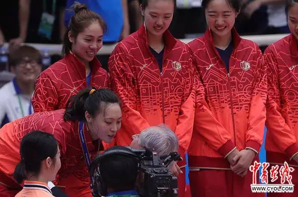 全运赛场涌来迷弟迷妹,昨晚,惠若琪粉丝团感动