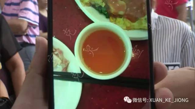 【怎么回事】上海两食客在饭店刚喝了口大麦茶