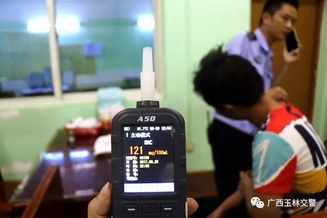 无证驾驶还醉驾?!害怕在女友面前丢脸,玉林这