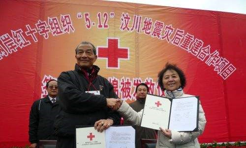  2008年12月5日，两岸红十字会代表陈长文（左）与江亦曼在四川省汶川县映秀镇共同签署海峡两岸红十字组织汶川地震灾后重建协议，为两岸人道合作开启新的里程碑。（图片来源：台媒）