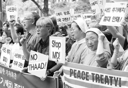 图说：韩国民众28日在美国使馆前抗议。