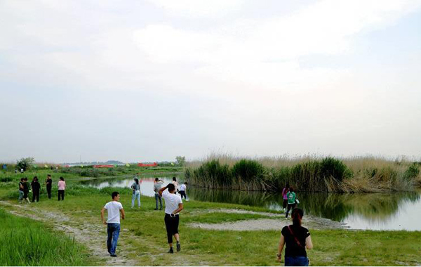 民生地州:棚改 小游园 共享单车 听曲子远足 看